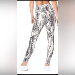 SNAKE SKIN SNOW TAN 7/8 (HIGH-WAIST) Workout Leggings. Size M 💰